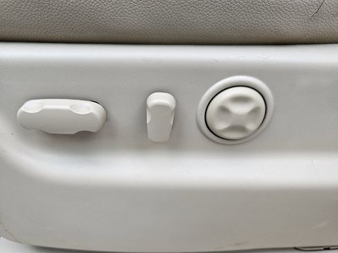 Used 2013 Chevrolet Avalanche LTZ image 7