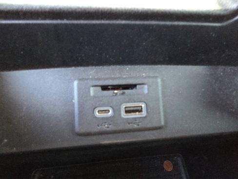 Used 2021 Chevrolet Suburban Z71 image 28