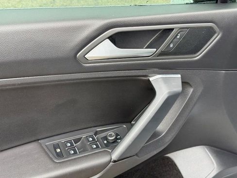 Used 2019 Volkswagen Tiguan SE w/ Panoramic Sunroof Package image 18