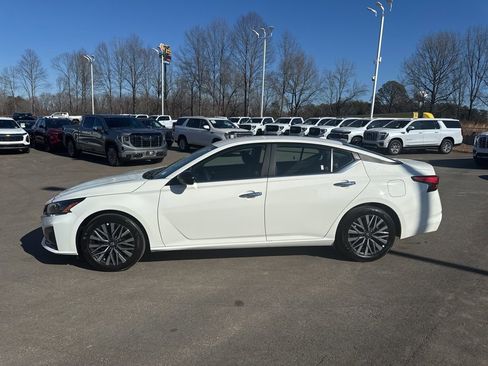 Used 2025 Nissan Altima 2.5 SV FWD image 2