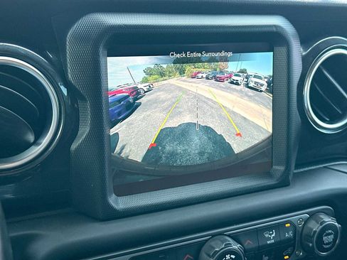 Used 2020 Jeep Wrangler Unlimited Sahara AWD/4WD image 20