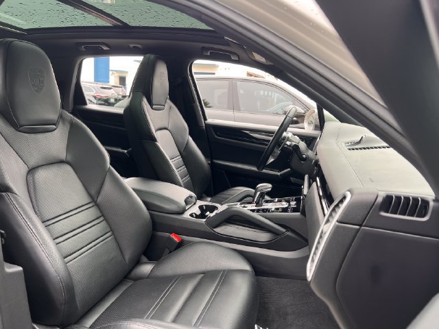 Used 2023 Porsche Cayenne AWD/4WD image 37
