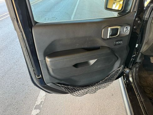 Used 2020 Jeep Wrangler Unlimited Sahara image 9