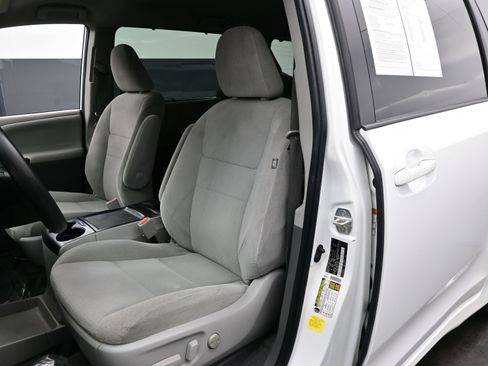 Used 2020 Toyota Sienna LE image 12