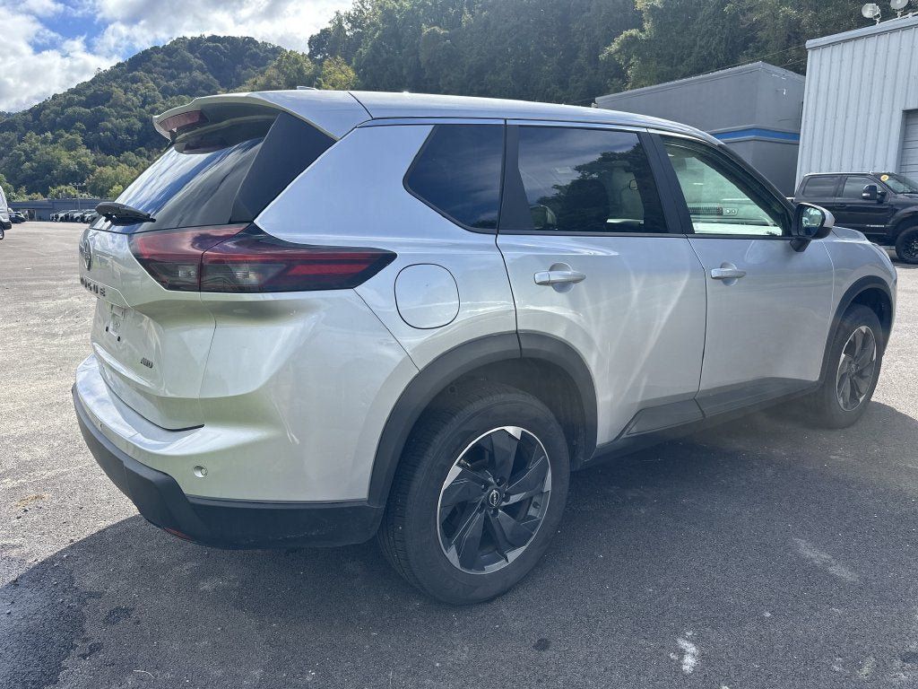 Used 2025 Nissan Rogue SV AWD/4WD image 3