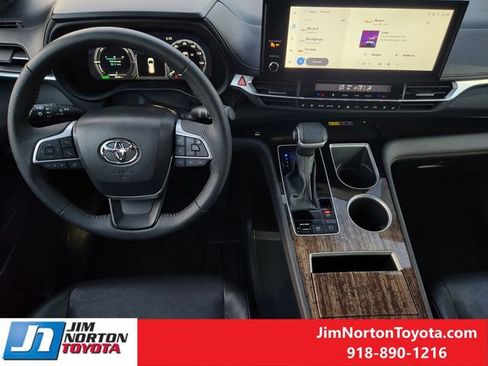 Used 2025 Toyota Sienna Limited AWD/4WD image 27
