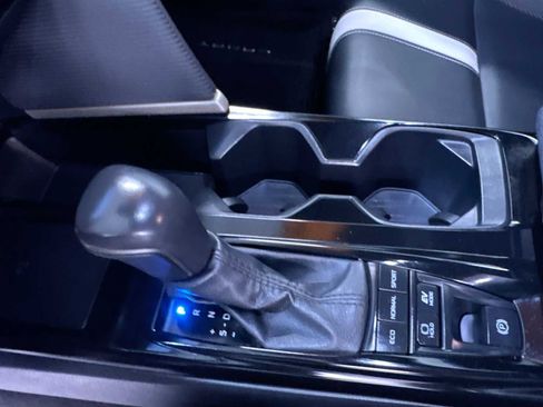 Used 2025 Toyota Camry SE w/ Convenience Package image 28