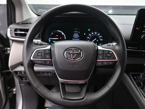 Used 2024 Toyota Sienna XLE image 6