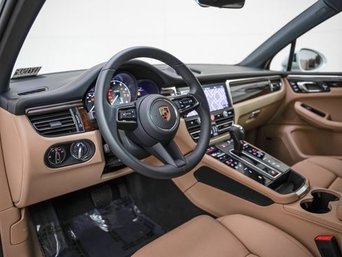 Certified 2025 Porsche Macan S image 4