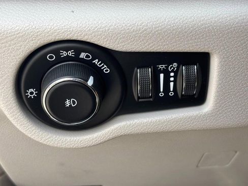 Used 2020 Chrysler Pacifica Limited image 16