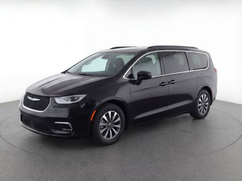 Used 2023 Chrysler Pacifica Touring-L FWD image 3