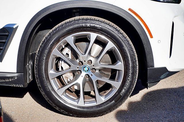 Used 2025 BMW X5 xDrive50e AWD/4WD image 15