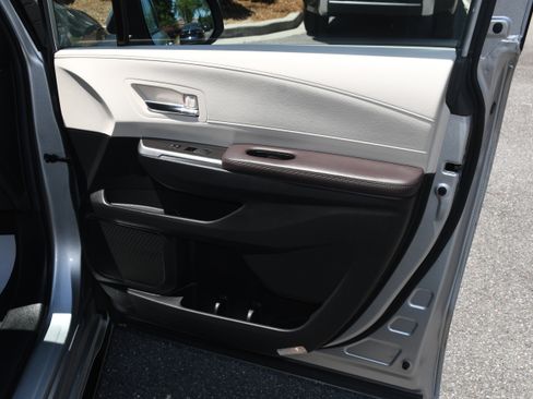 Certified 2023 Toyota Sienna Platinum FWD image 22