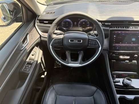 Used 2023 Jeep Grand Cherokee Limited w/ Black Appearance Package AWD/4WD image 11