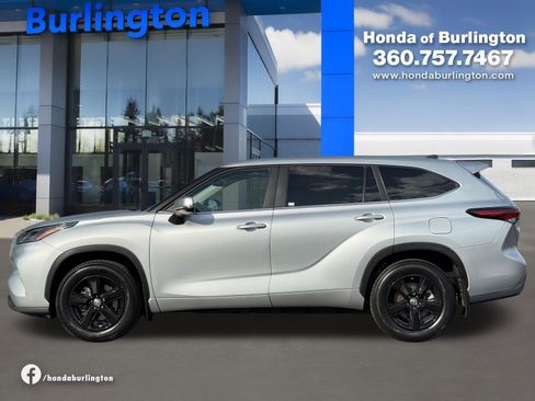 Used 2024 Toyota Highlander Limited AWD/4WD image 3