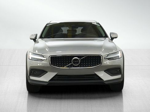 Used 2025 Volvo V60 B5 Cross Country Plus AWD/4WD image 8