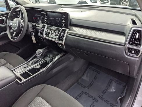 Used 2022 Kia Sorento LX image 11