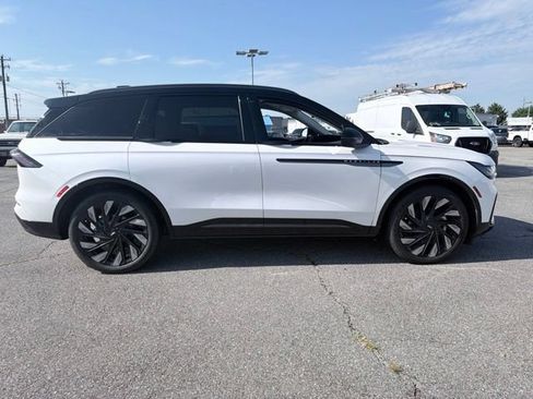 Used 2026 Lincoln Nautilus Reserve w/ Jet Appearance Package AWD/4WD image 2