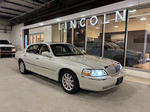 Used 2006 Lincoln Town Car Signature Limited RWD image 1