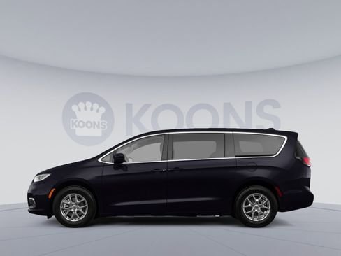 Used 2023 Chrysler Pacifica Touring-L FWD image 2