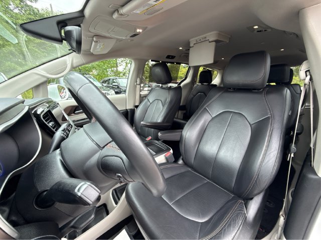 Used 2018 Chrysler Pacifica Touring-L FWD image 24