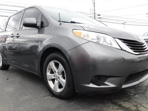 Used 2011 Toyota Sienna LE image 1