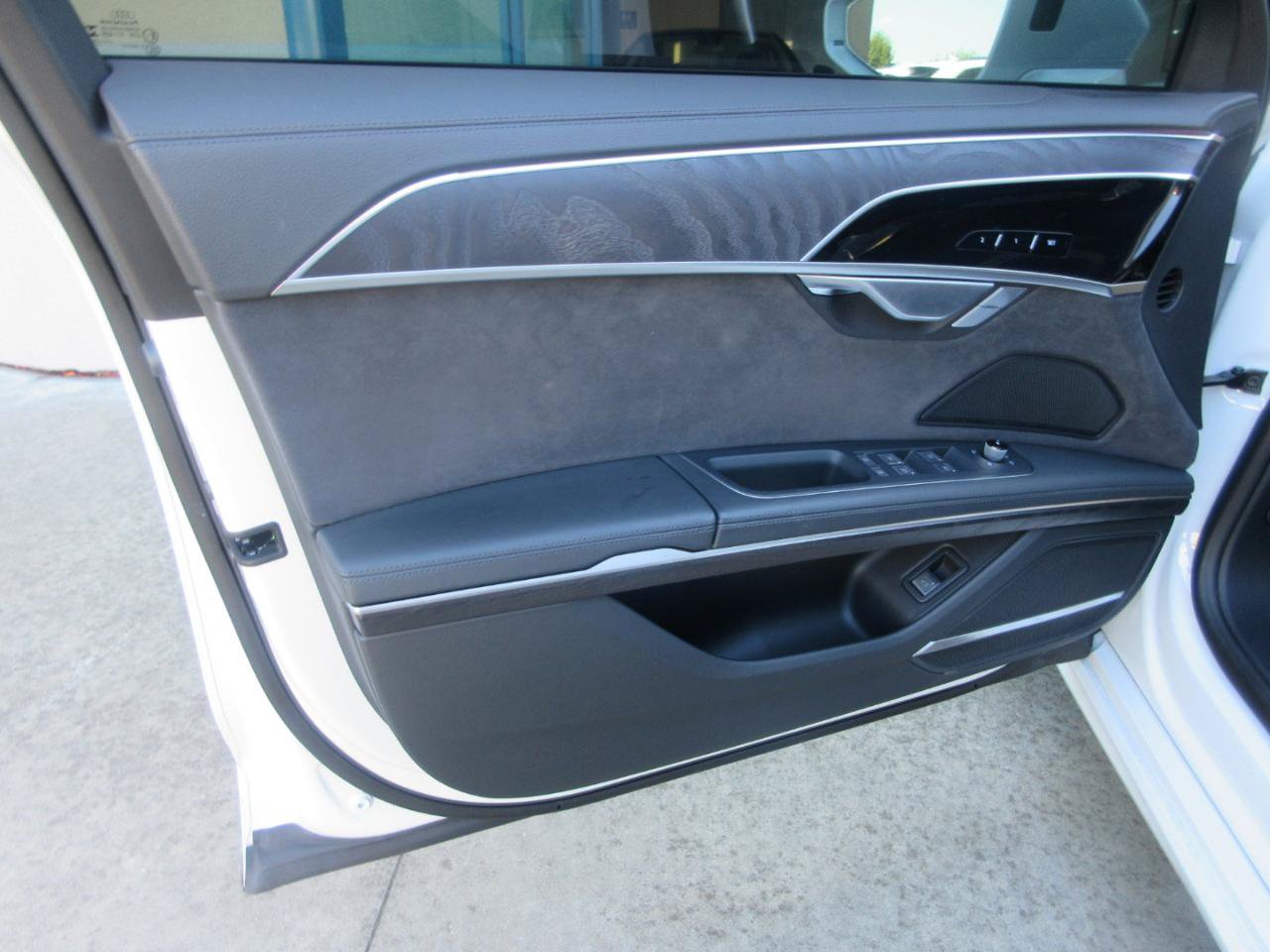 Used 2025 Audi A8 L 3.0T w/ EXECUTIVE PACKAGE w/ Executive Package AWD/4WD image 5