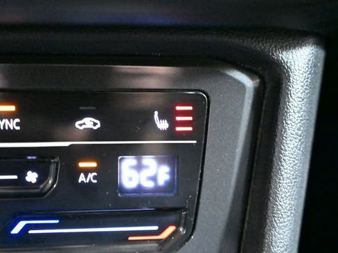 Used 2024 Volkswagen Tiguan SE image 34