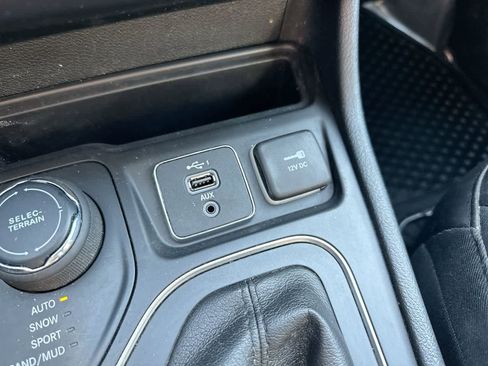 Used 2019 Jeep Cherokee Latitude Plus w/ Cold Weather Group image 31