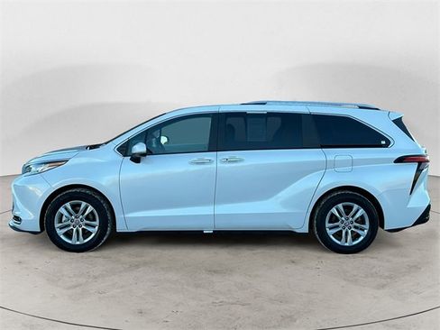 Used 2023 Toyota Sienna Limited image 2