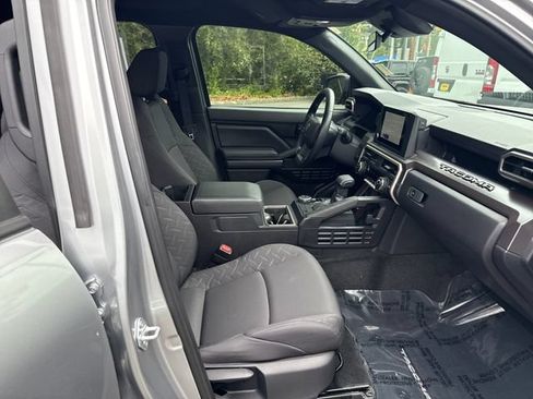 Used 2025 Toyota Tacoma SR5 AWD/4WD image 9