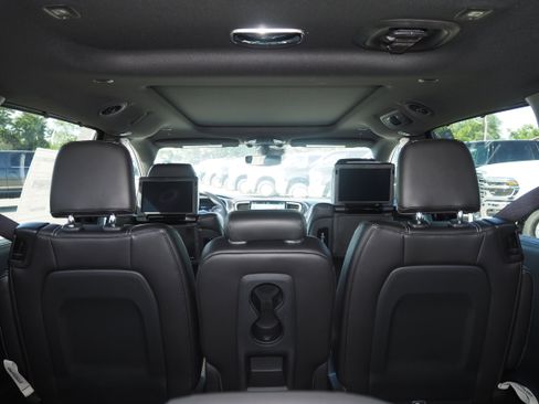 New 2025 Chrysler Pacifica Select w/ Uconnect Theater Family Group image 12