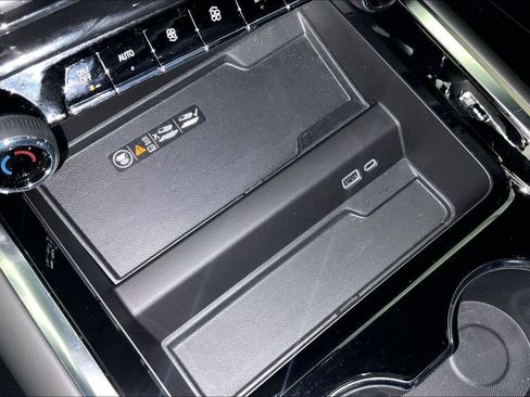 Used 2025 Chevrolet Suburban Premier image 32