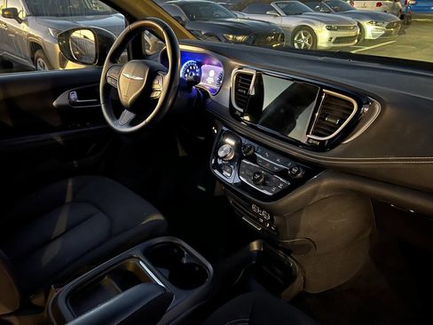Used 2022 Chrysler Pacifica Touring image 15