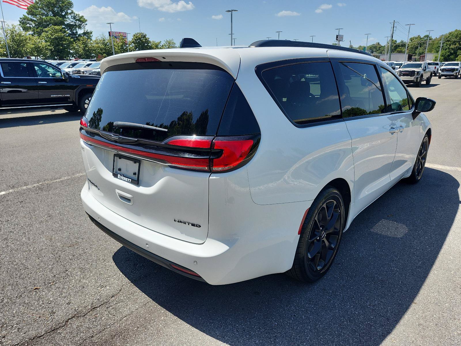 Used 2025 Chrysler Pacifica Limited FWD image 3