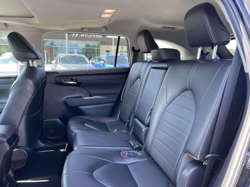 Used 2023 Toyota Highlander XLE FWD image 4
