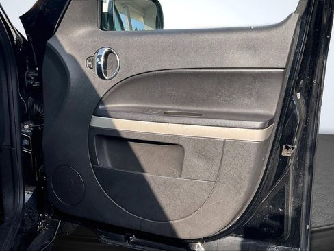 Used 2010 Chevrolet HHR LT image 23