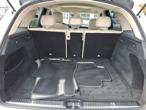 Used 2018 Mercedes-Benz GLC 300 4MATIC w/ Premium Package image 7