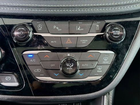 Used 2025 Chrysler Pacifica Limited image 19