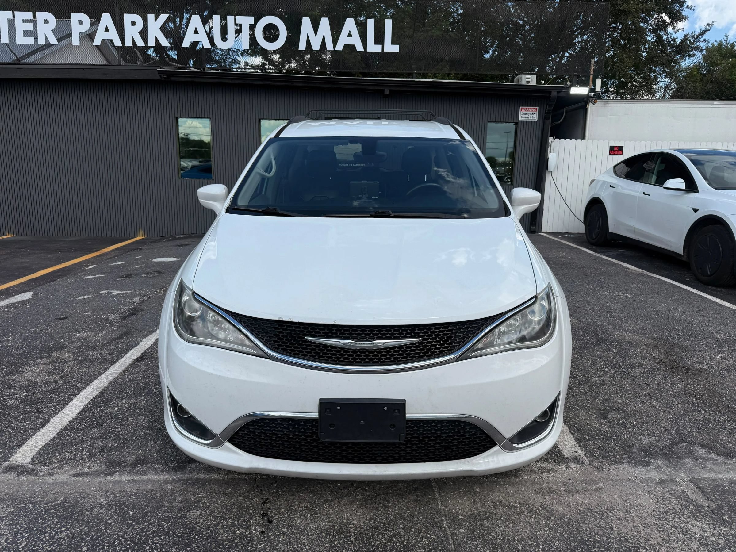 Used 2017 Chrysler Pacifica Touring-L FWD image 2