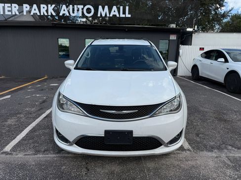 Used 2017 Chrysler Pacifica Touring-L FWD image 2