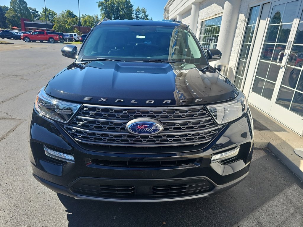 Used 2022 Ford Explorer XLT w/ Equipment Group 202A AWD/4WD image 3