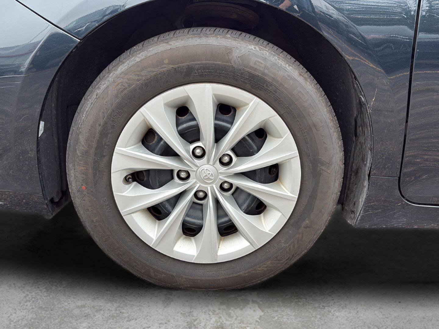 Used 2015 Toyota Camry FWD image 19