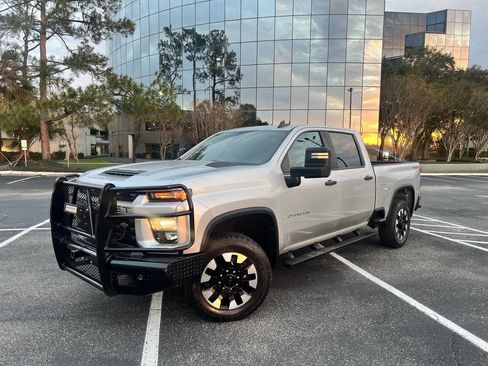 Used 2020 Chevrolet Silverado 2500 Custom w/ Custom Value Package image 3