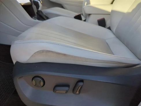 Used 2023 Volkswagen Tiguan SE w/ Panoramic Sunroof Package image 10