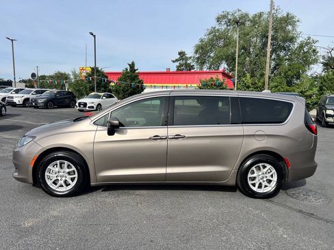 Used 2017 Chrysler Pacifica Touring FWD image 4