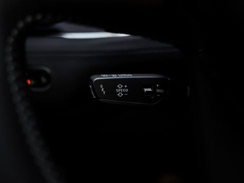 Used 2025 Bentley Bentayga AWD/4WD image 60