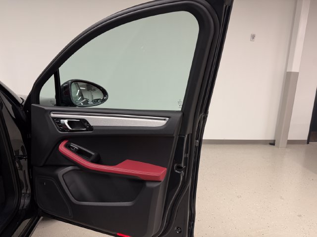 Certified 2026 Porsche Macan AWD/4WD image 33