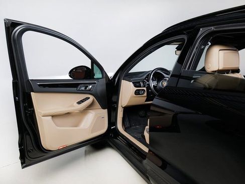 Certified 2023 Porsche Macan image 28