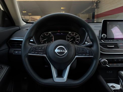 Used 2025 Nissan Altima 2.5 SV FWD image 31